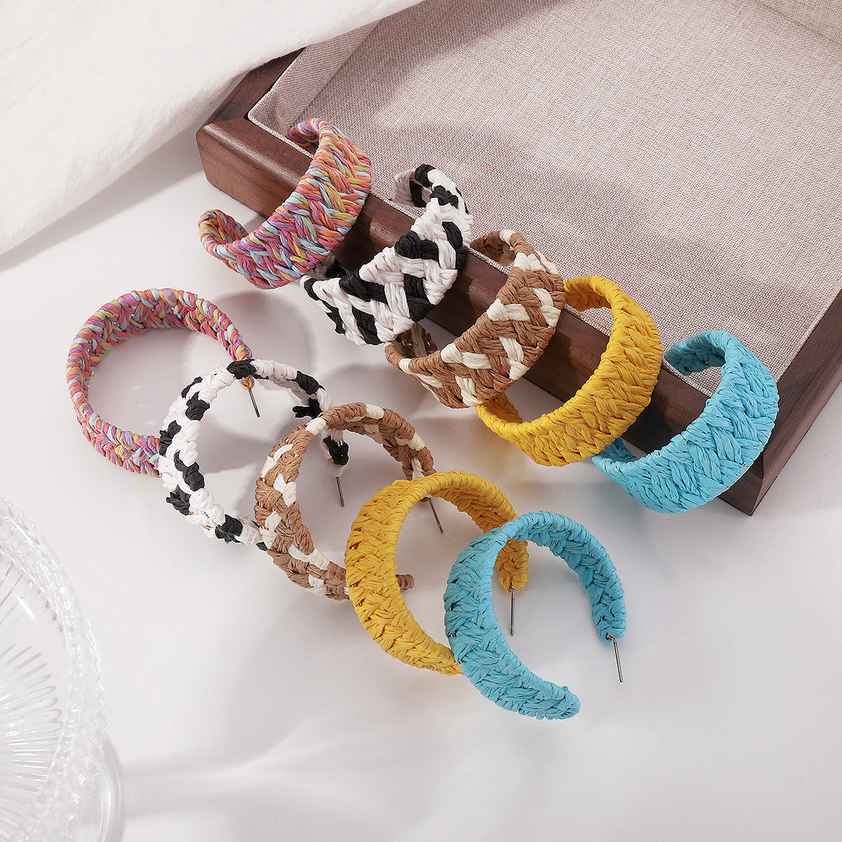 Orecchini a perno a forma di C in rafia intrecciata fatti a mano bohémien da donna con design geometrico e stile fresco e dolce