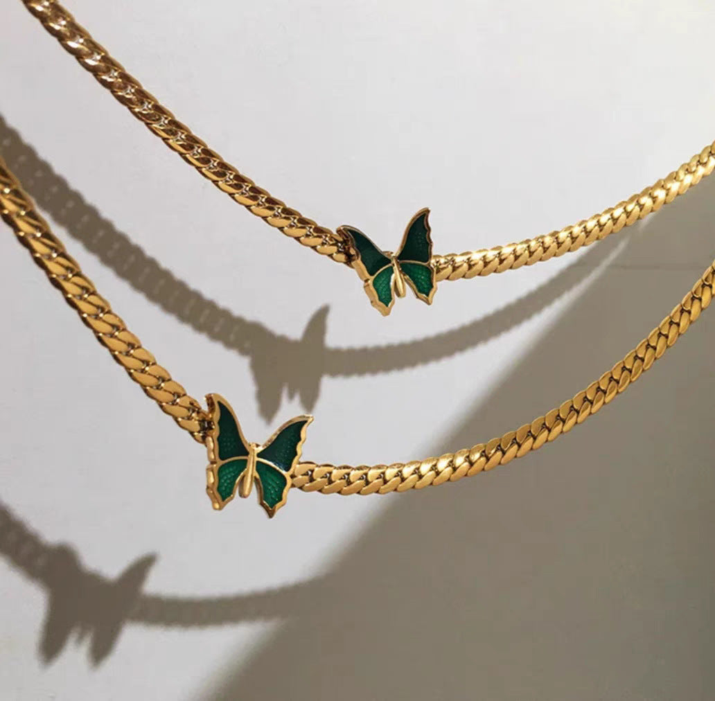 Collana con pendente a farfalla verde in stile francese vintage in acciaio al titanio placcato oro 18 carati da donna