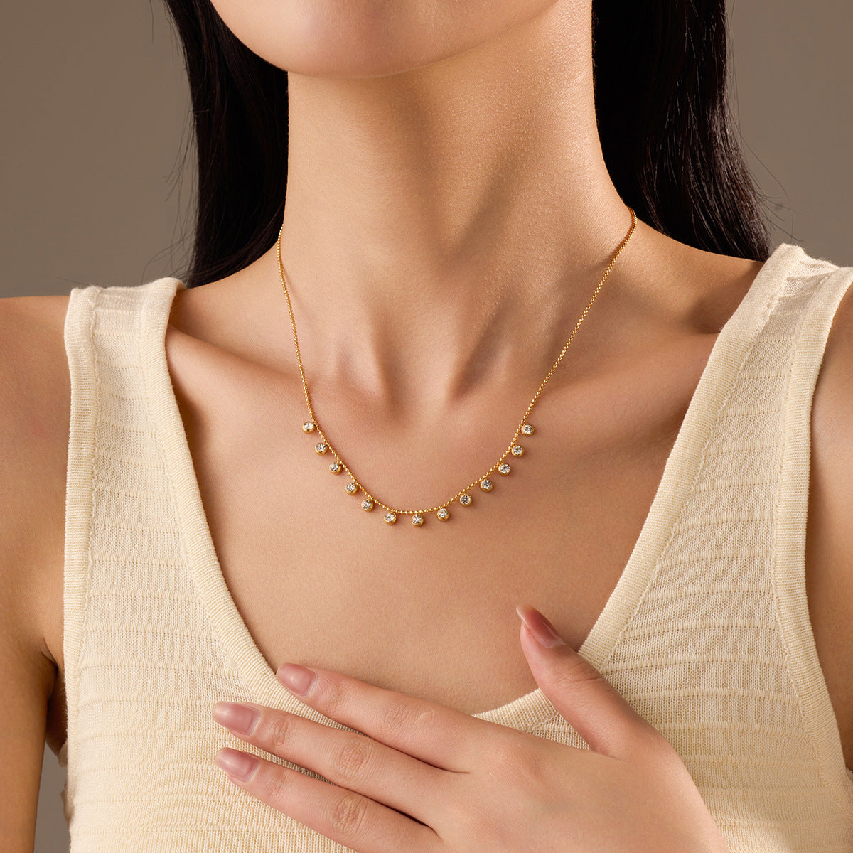 Collana alla moda in stile francese con nappina e intarsi in strass in acciaio al titanio da donna