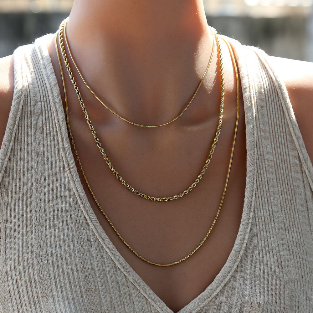 Collar de clavícula minimalista geométrico de titanio y acero de triple capa con baño de oro de 18K para mujer