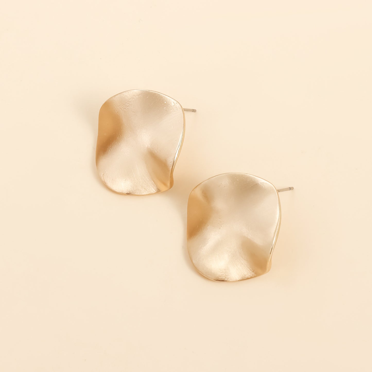 Pendientes de botón de aleación de zinc geométricos vintage con acabado mate y diseño plegado irregular para mujer