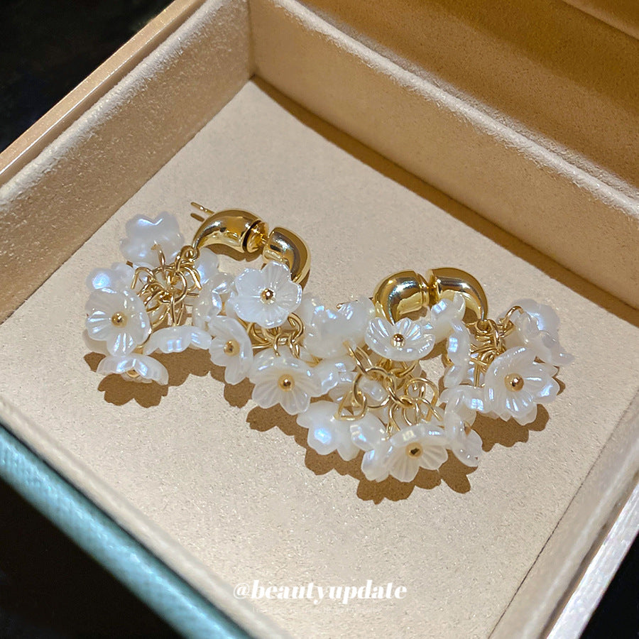 Orecchini a Perno Eleganti con Perle Floreali e Perni in Acciaio Placcato Oro da Donna