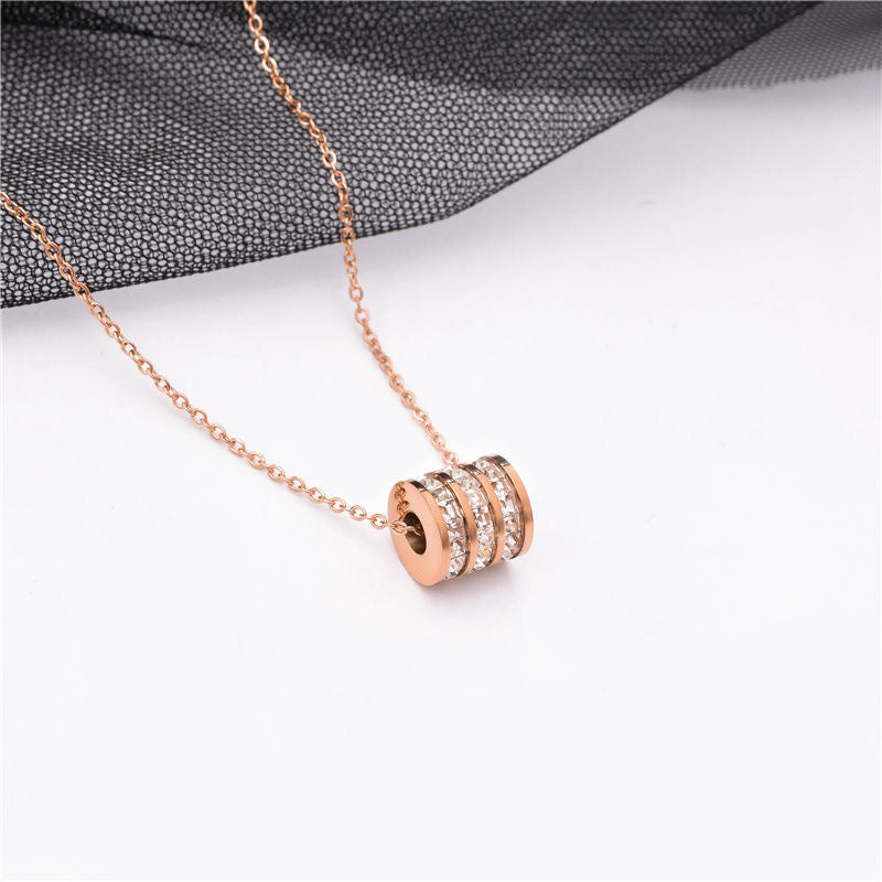 Collana girocollo da donna minimalista in acciaio al titanio con catena in vita geometrica e finitura placcata