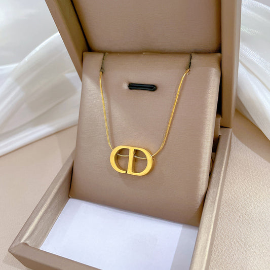 Collar con colgante geométrico de letra de acero de titanio minimalista unisex