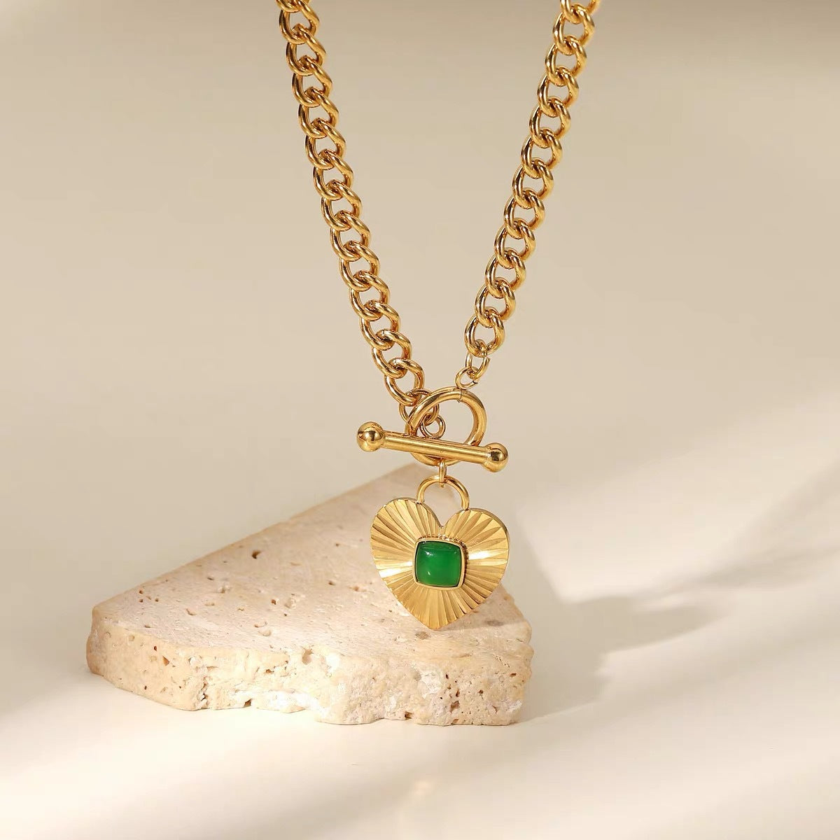 Collana Minimalista a Cuore Placcata in Acciaio al Titanio con Accento a Striscia di Zircone Verde su Catena Cuban