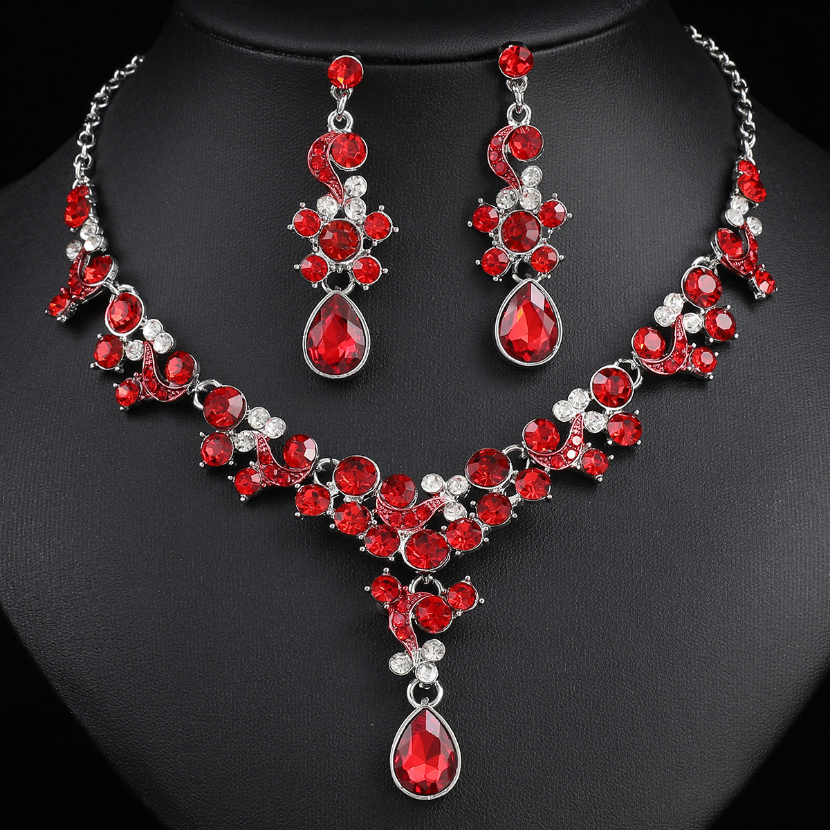Set de collar con colgante de aleación en forma de corazón con diseño floral a la moda, incrustaciones de diamantes de imitación y baño de oro para mujer, con cadena tipo O y pendientes a juego