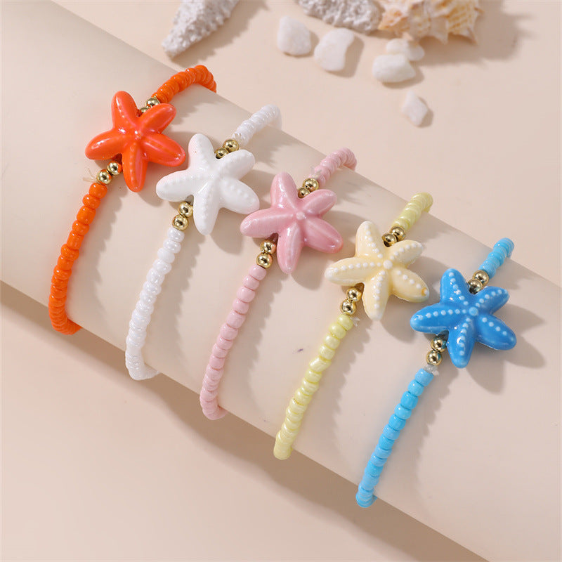 Pulsera de cristal con forma de estrella de mar, minimalista, para niñas, con acabado artesanal y diseño inspirado en el océano.