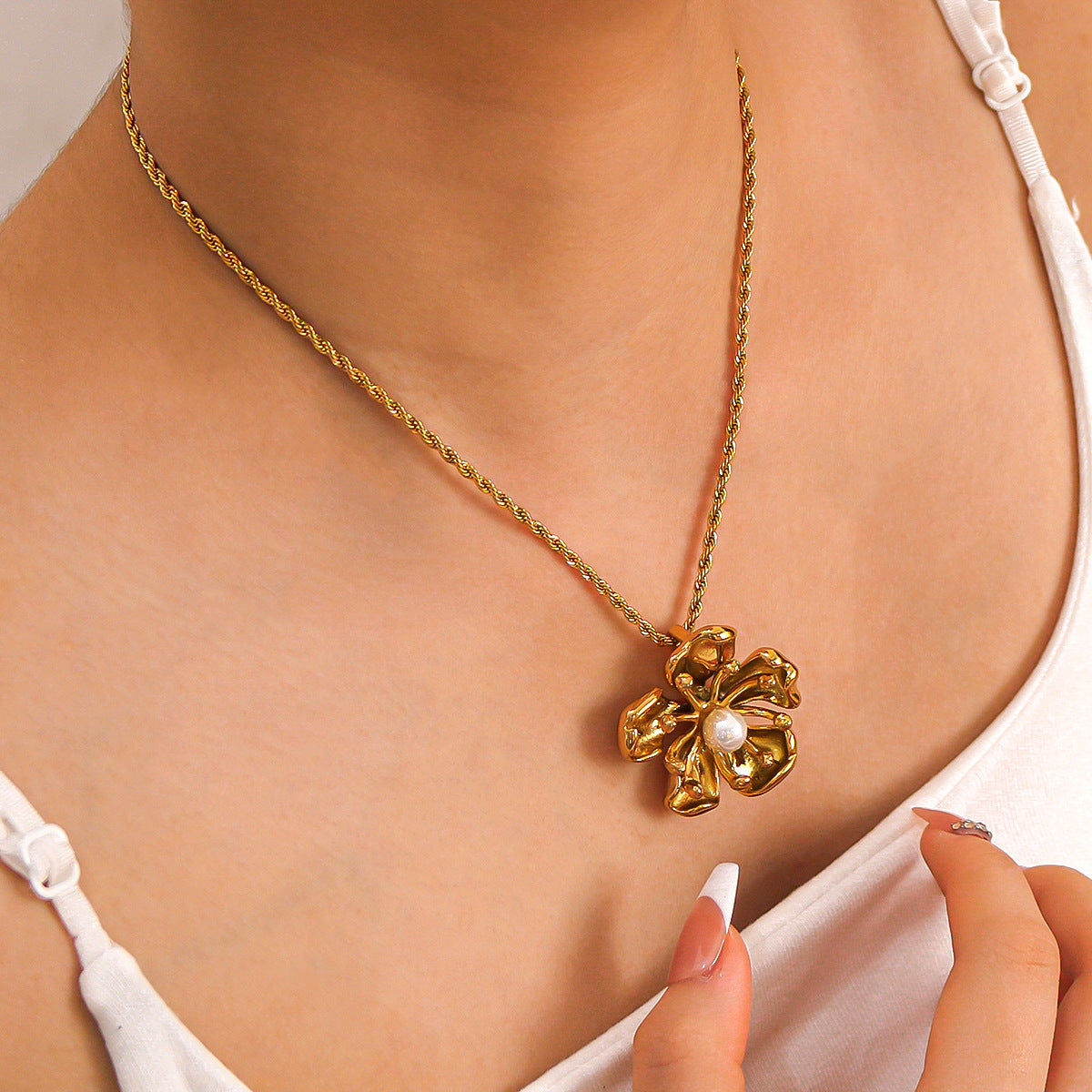 Minimalist Floral Stainless Steel Necklace with 18K Gold Plating and Pearl Inlay for Women