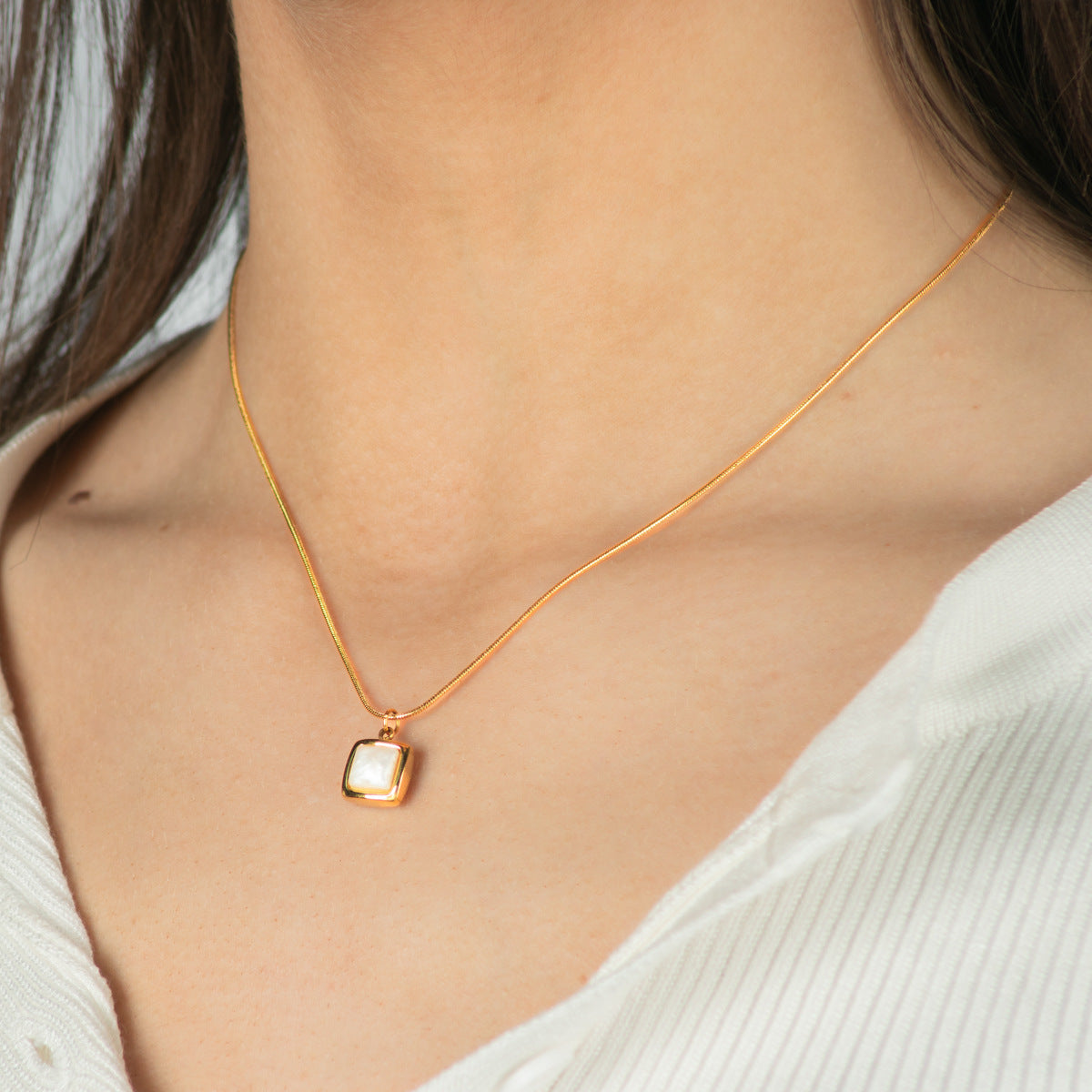 Collar con Colgante Cuadrado de Nácar Blanco de Acero Inoxidable con Baño de Oro de 18K para Mujer, Estilo Minimalista de Moda