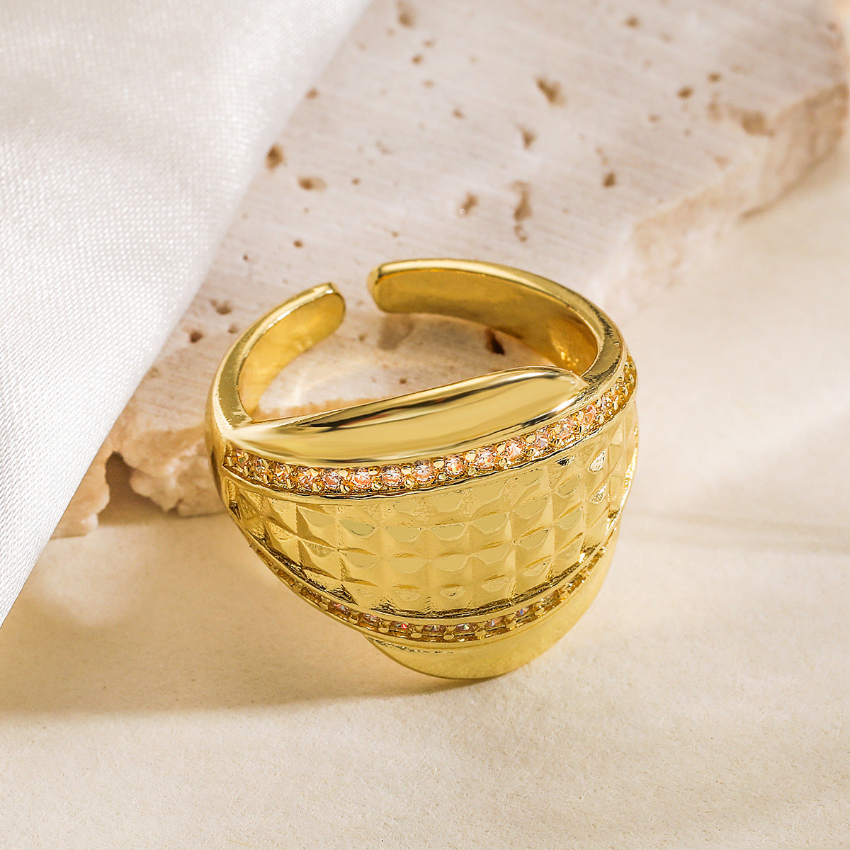 Anello da donna minimalista geometrico vintage aperto in rame placcato oro 18K con zirconi micro-incastonati