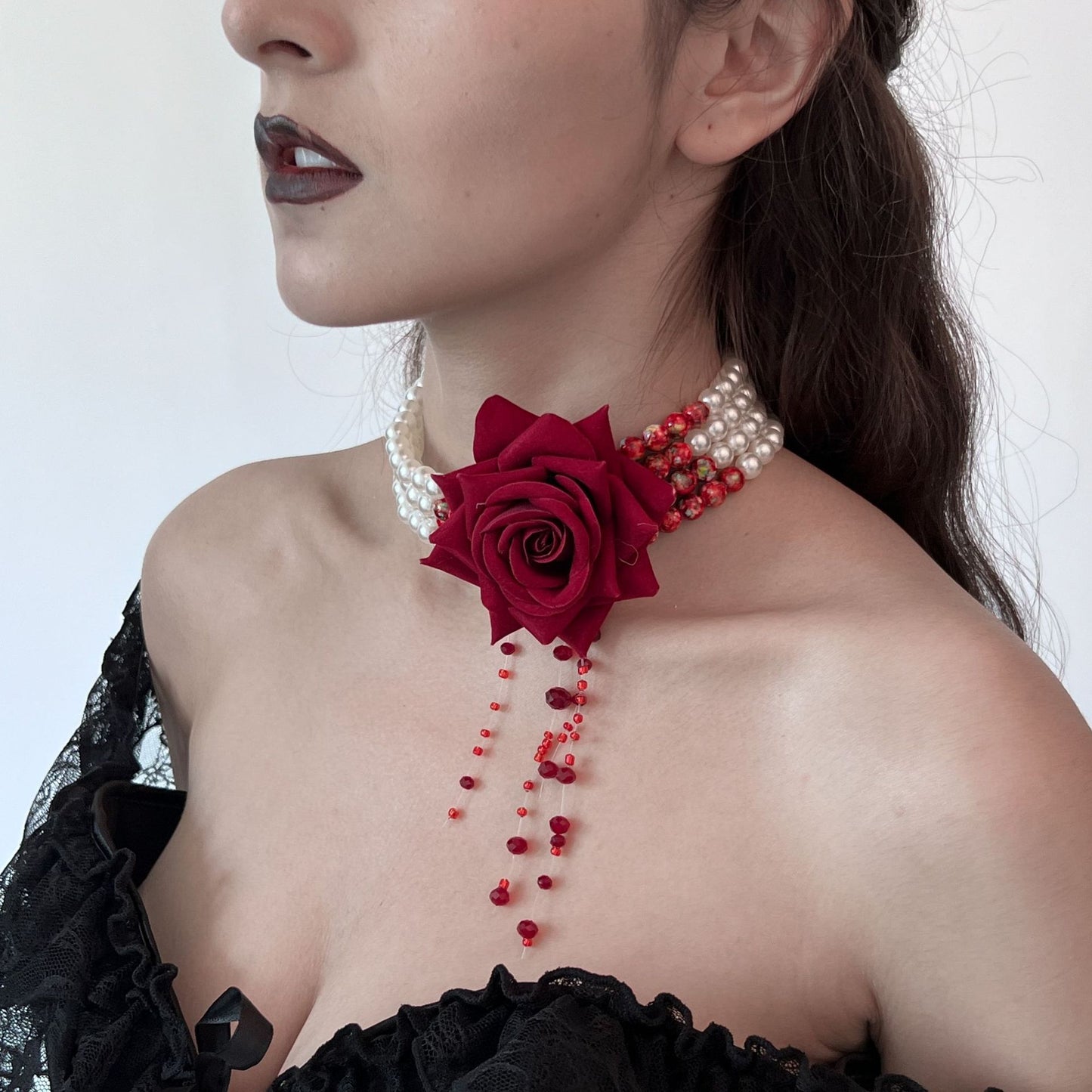 Gargantilla gótica oscura de perlas de múltiples capas para mujer con colgante de flor de rosa y detalles de borlas