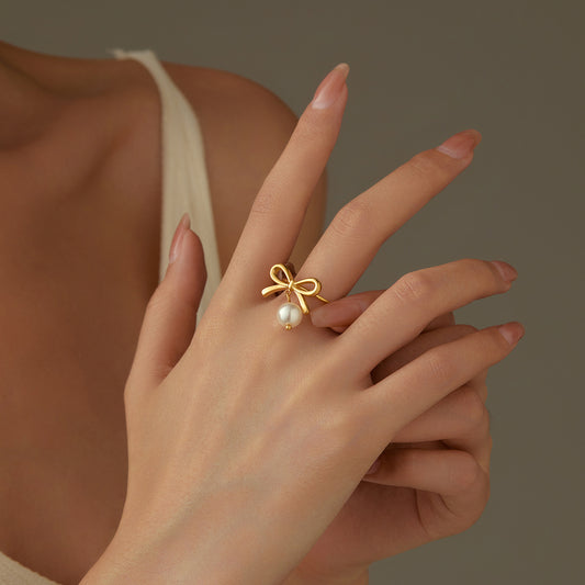 Anillo Minimalista de Acero de Titanio con Forma de Lazo para Mujer con Incrustaciones de Perlas y Acabado Chapado