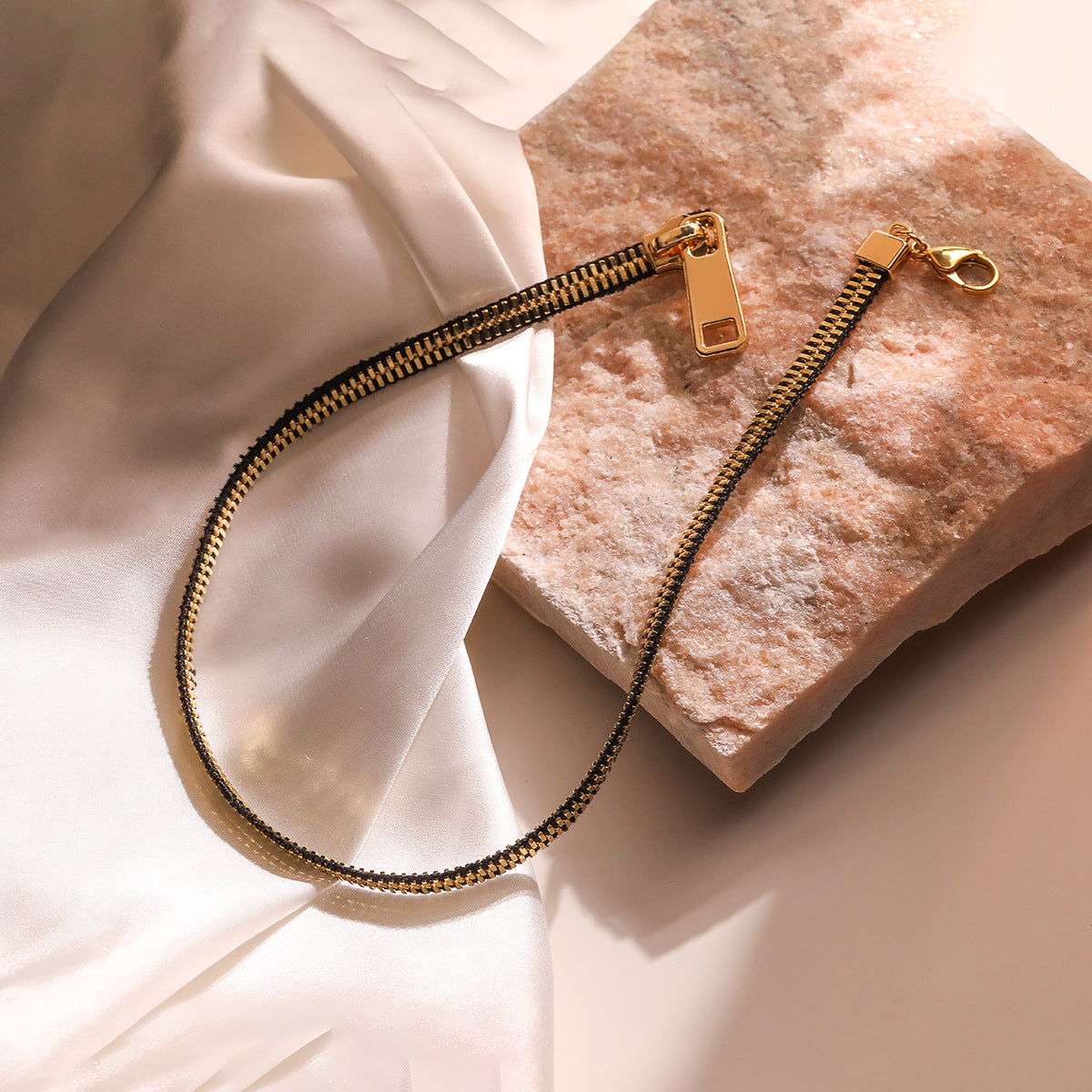 Collana con Pendente Geometrico Minimalista da Donna con Catena in Acciaio al Titanio e Placcatura in Oro 18K