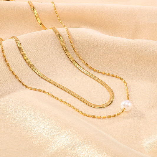 Collana minimalista a doppio strato con catena a serpente e pendente ovale con perla, in acciaio al titanio ipoallergenico con placcatura in oro 18 carati