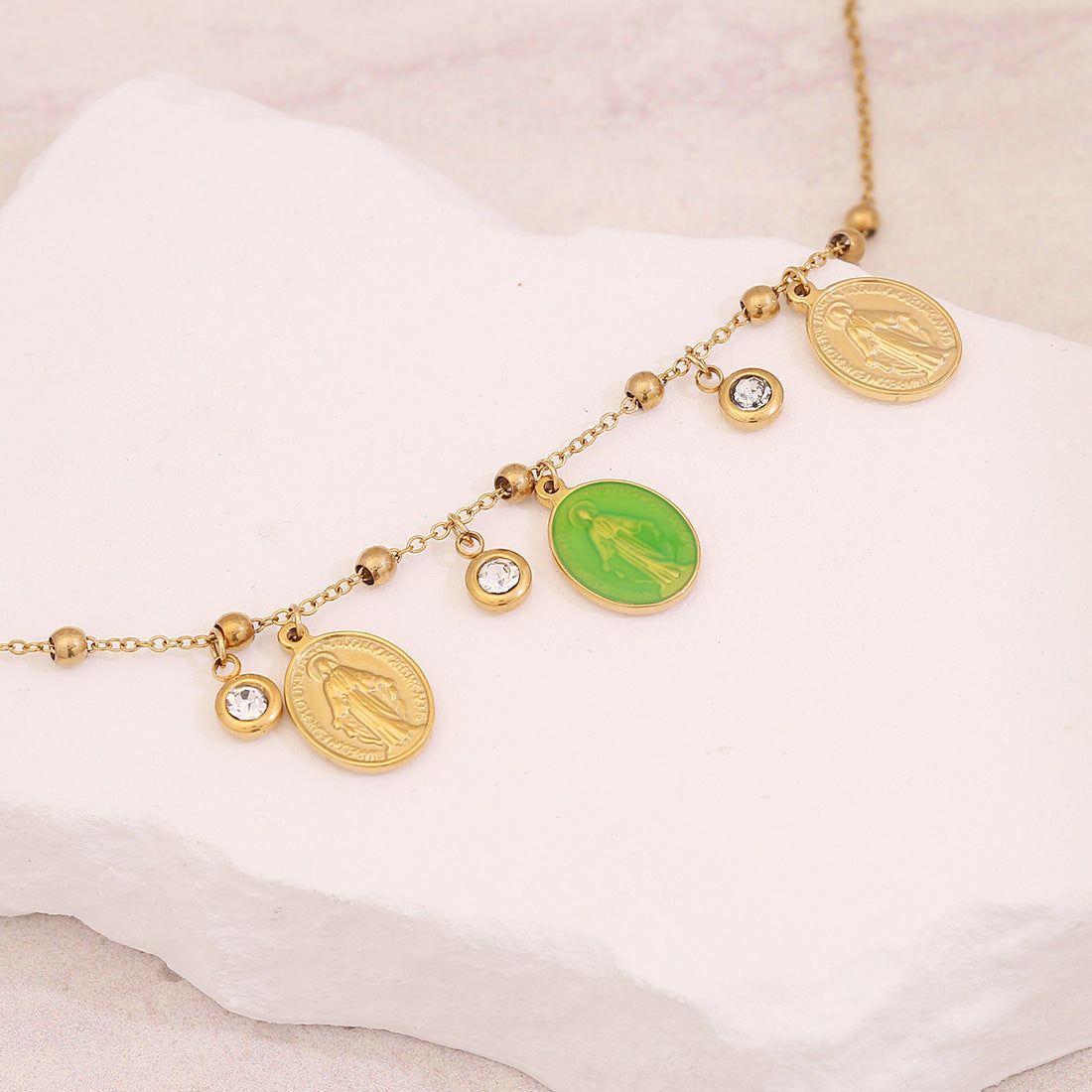 Collana pendente a forma di ala di farfalla geometrica da donna in acciaio inossidabile con intarsio di strass e finitura galvanizzata