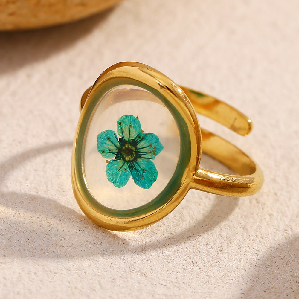 Anello da donna minimalista floreale in acciaio inossidabile placcato oro 18 carati con fiore essiccato verde e acrilico