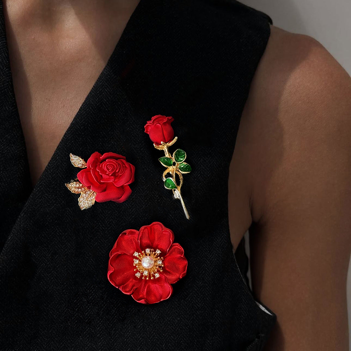 Elegante broche floral de aleación con incrustaciones de diamantes de imitación y acabado esmaltado, diseño de rosa roja para mujer