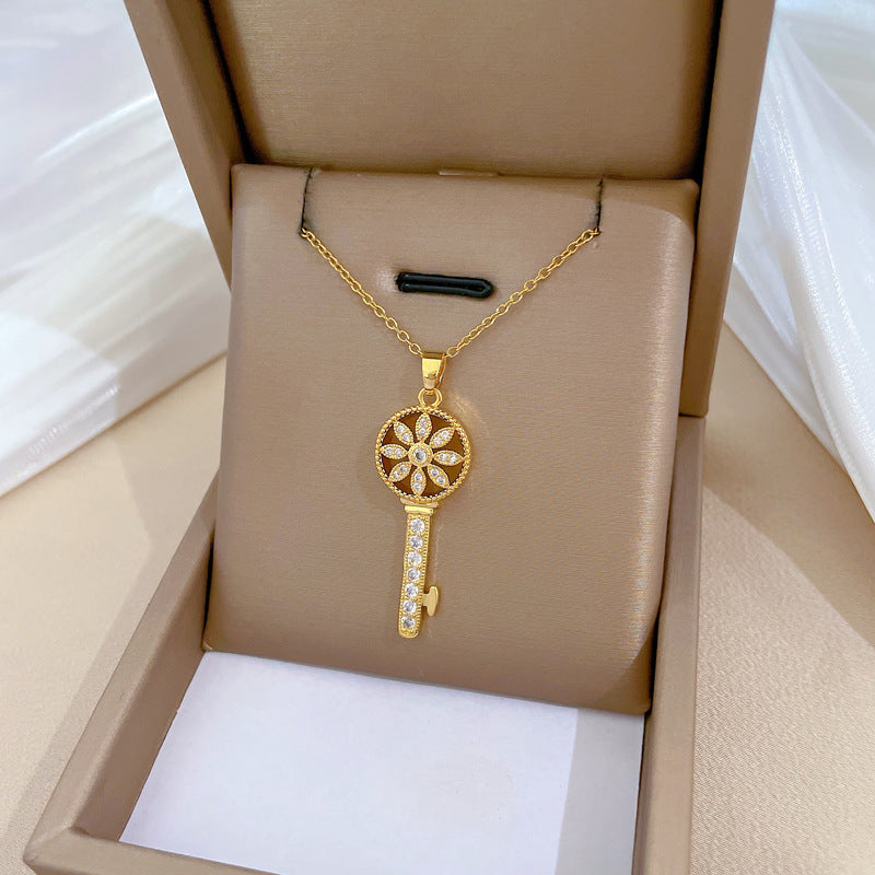 Collar con colgante de llave Starburst minimalista para hombres y mujeres en acero de titanio con detalles de diamantes de imitación en cadena ajustable de acero de titanio