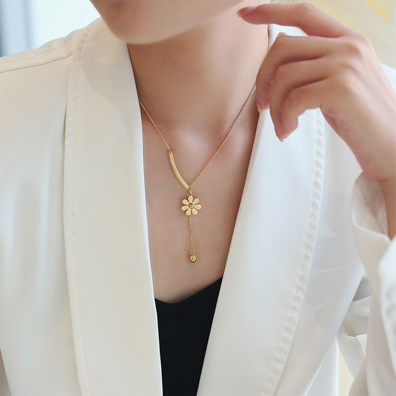 Collana con pendente a margherita minimalista da donna in acciaio al titanio con placcatura in oro su catena a O, elegante catena clavicola