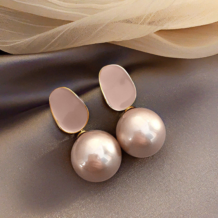 Elegantes pendientes florales de perlas con postes de plata chapados en oro para mujer