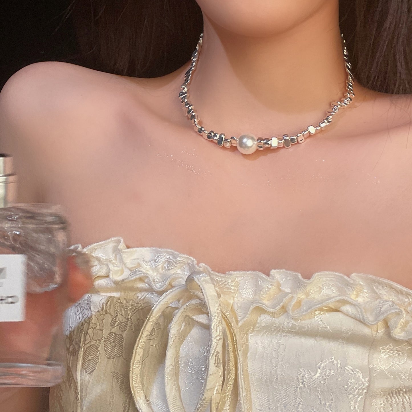 Collana con pendente geometrico minimalista da donna, catena a medaglione in lega con finitura galvanizzata e design irregolare