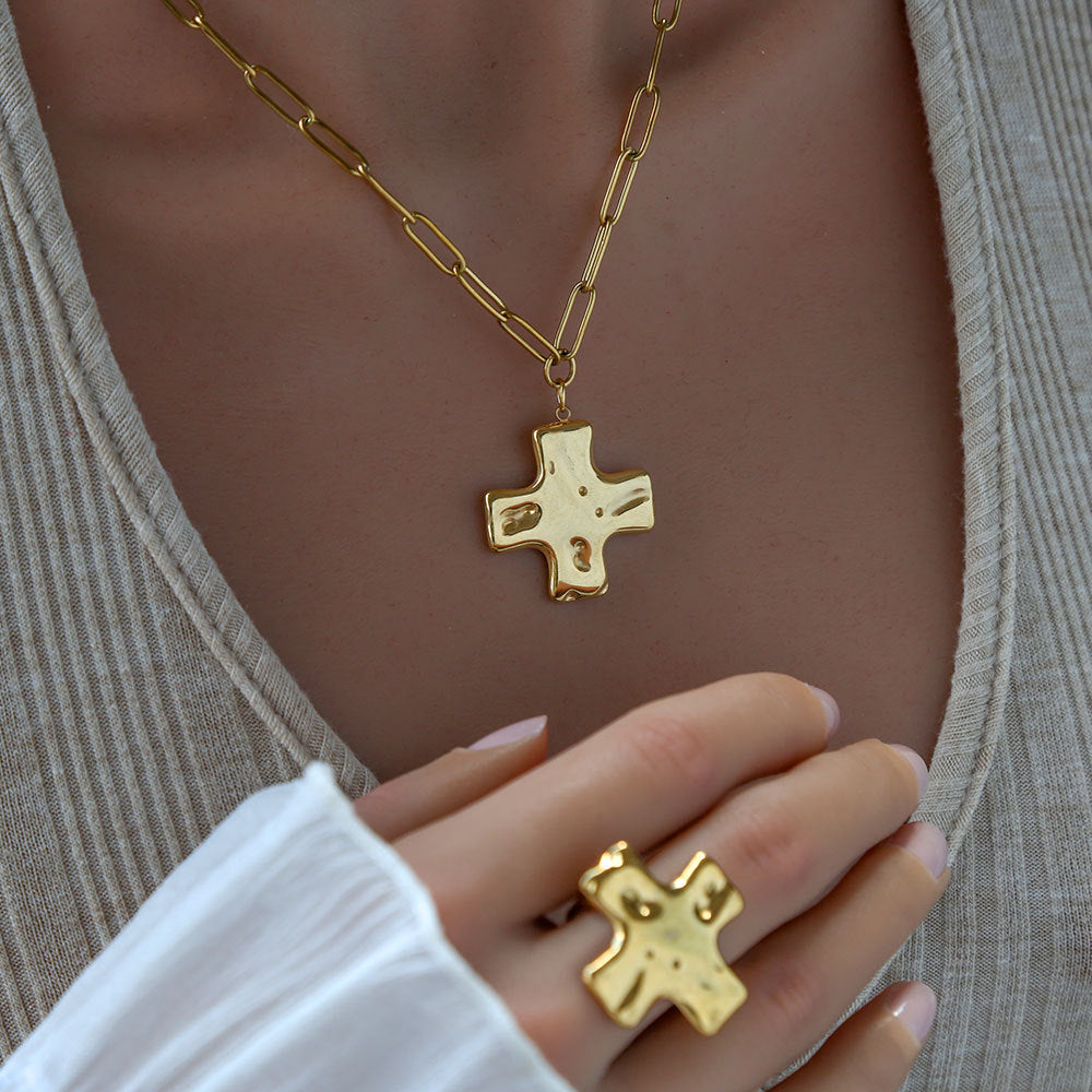 Conjunto de Collar con Colgante de Cruz Geométrica Minimalista en Acero de Titanio con Textura Martillada y Acabado Galvanizado para Mujer