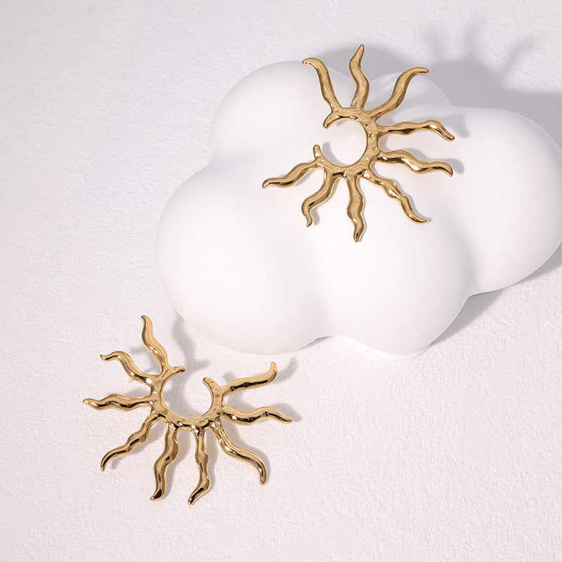Orecchini da donna in acciaio inossidabile a girasole geometrico con finitura placcata, orecchini a cerchio dallo stile minimalista e naturale con forma irregolare e sensazione di lusso