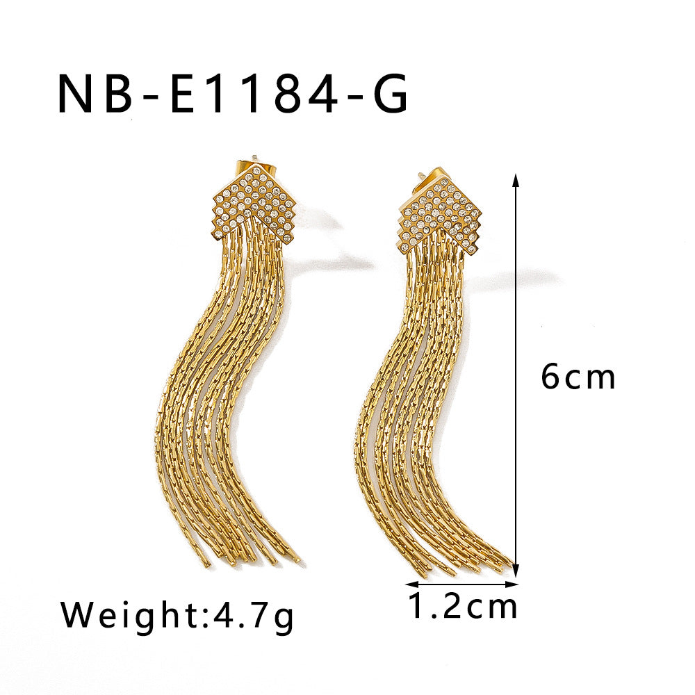 Orecchini pendenti con nappe stile Ins con intarsio completo di strass su base in acciaio inossidabile e finitura placcata in oro 18 carati