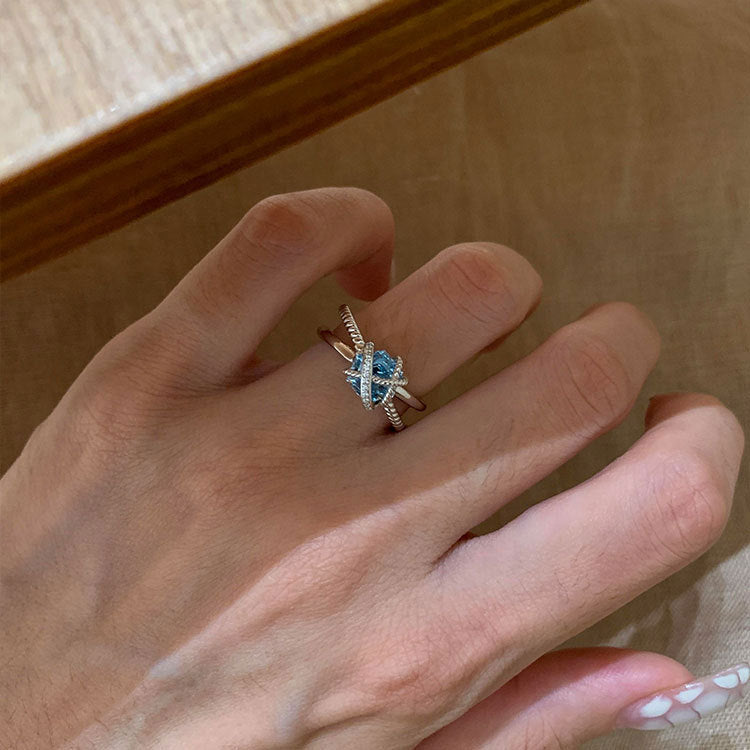 Elegante Anillo Minimalista de Cobre con Incrustaciones de Zirconia Diseño Geométrico Cruzado para Mujer Atuendo de Oficina de Moda