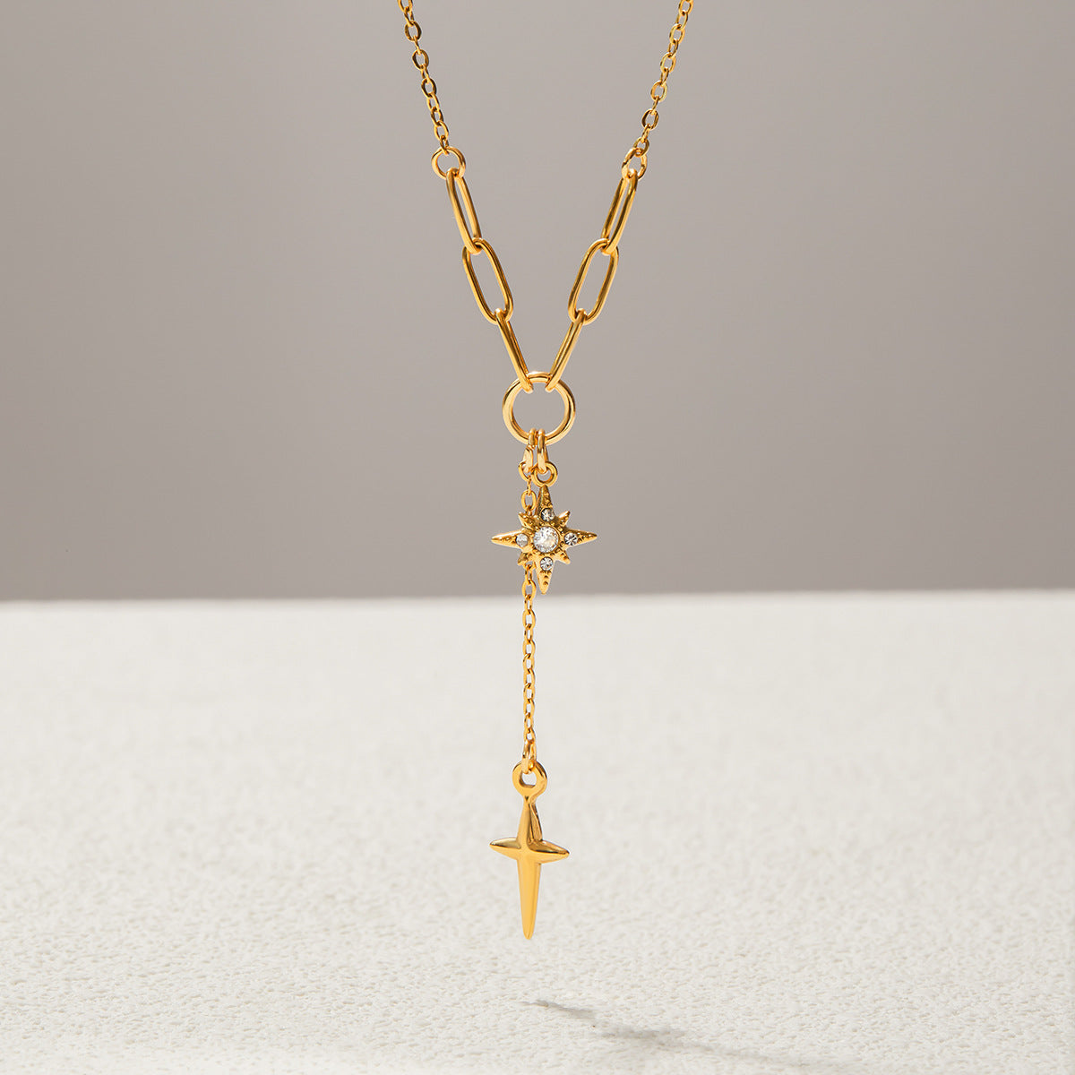 Collana Minimalista da Donna in Acciaio al Titanio con Stella a Quattro Punte e Finitura Placcata