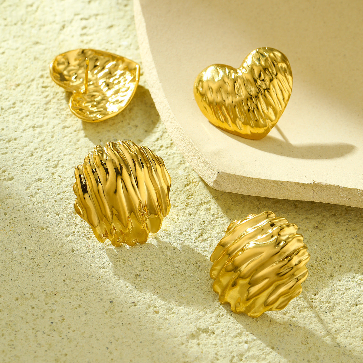 Orecchini a perno alla moda e minimalisti a forma di cuore in acciaio inossidabile con placcatura in oro 18 carati e texture a pieghe francesi