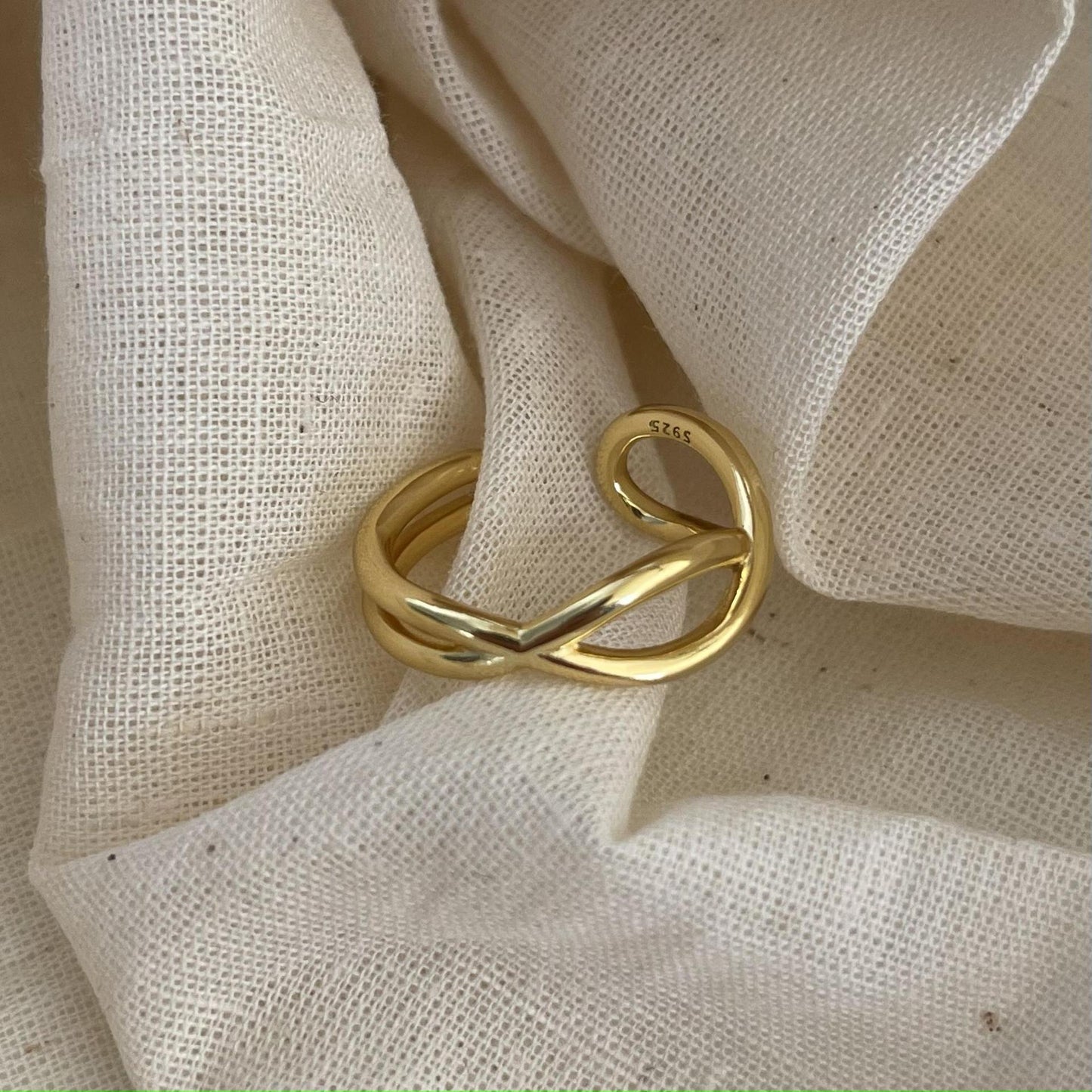 Anello Minimalista a Fascia Incrociata a Cuore in Argento Sterling 925 con Motivo a Strisce Geometriche da Donna