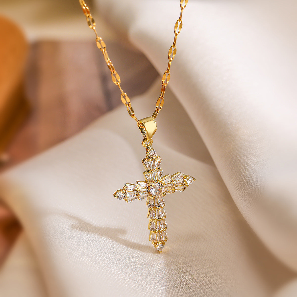 Collana con Ciondolo a Croce Minimalista da Donna in Rame Placcato Oro e Zirconi, Catenina a Maglie Geometriche