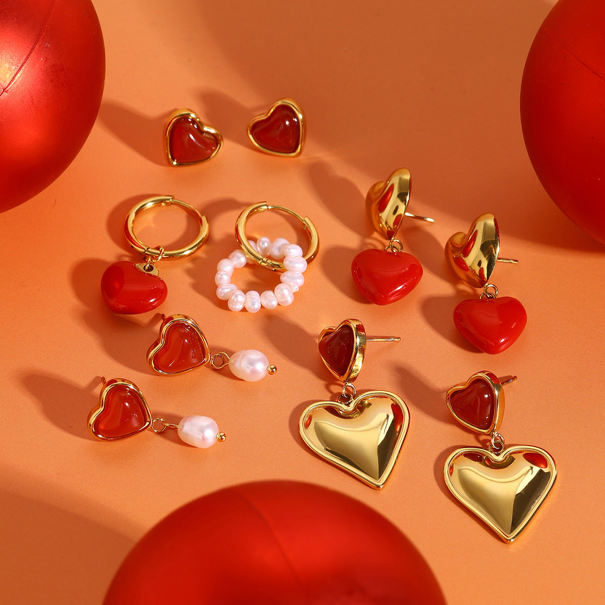 Orecchini minimalisti in acciaio inossidabile smaltato a forma di cuore con perle per donna