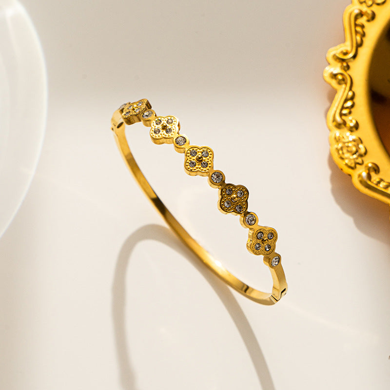 Bracciale di lusso a forma di trifoglio in acciaio al titanio da donna con intarsio di strass e finitura placcata sottovuoto