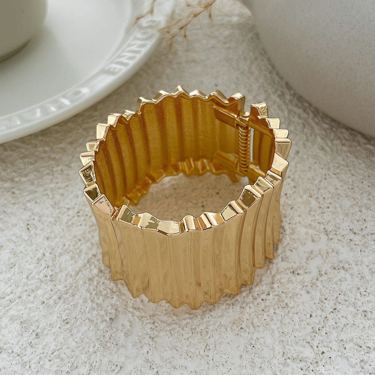 Pulsera de diseño geométrico atrevido con baño de aleación para mujer