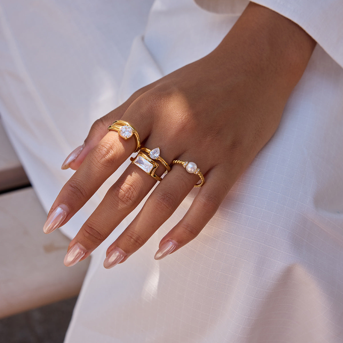 Anillo geométrico de acero inoxidable con detalles de circonita y perlas chapado para mujer, accesorio de moda de lujo