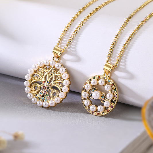 Collar Colgante Geométrico Redondo Minimalista para Mujer con Base de Cobre Bañada en Oro de 18K, con Perlas Cultivadas y Detalles de Circonitas de Colores