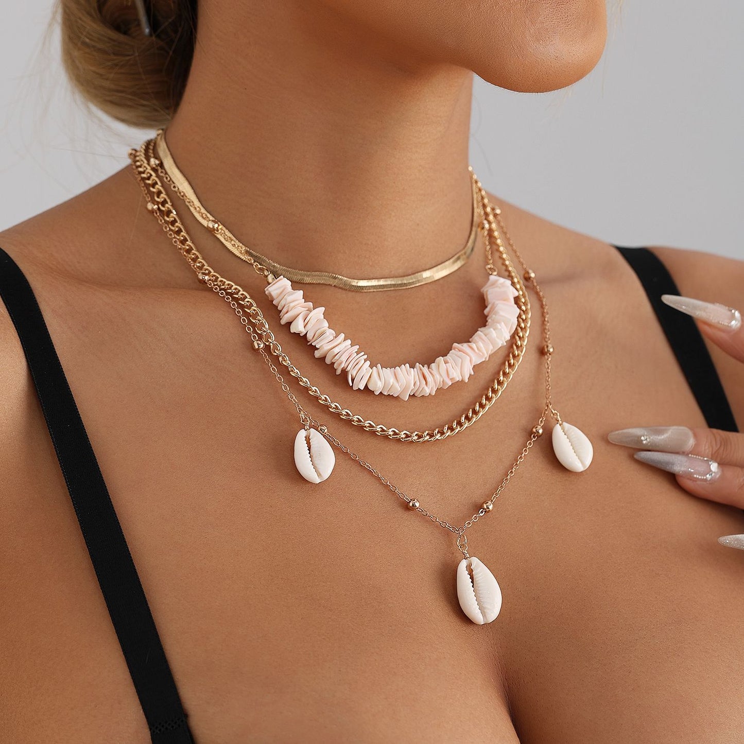 Collar de capas de moda con conchas marinas y colgante geométrico en delicada cadena para mujer