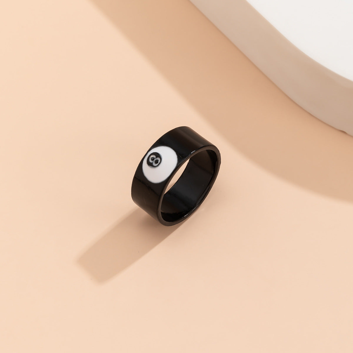 Anillo de aleación geométrica dulce y atrevida para mujer con acabado pintado y diseño numérico
