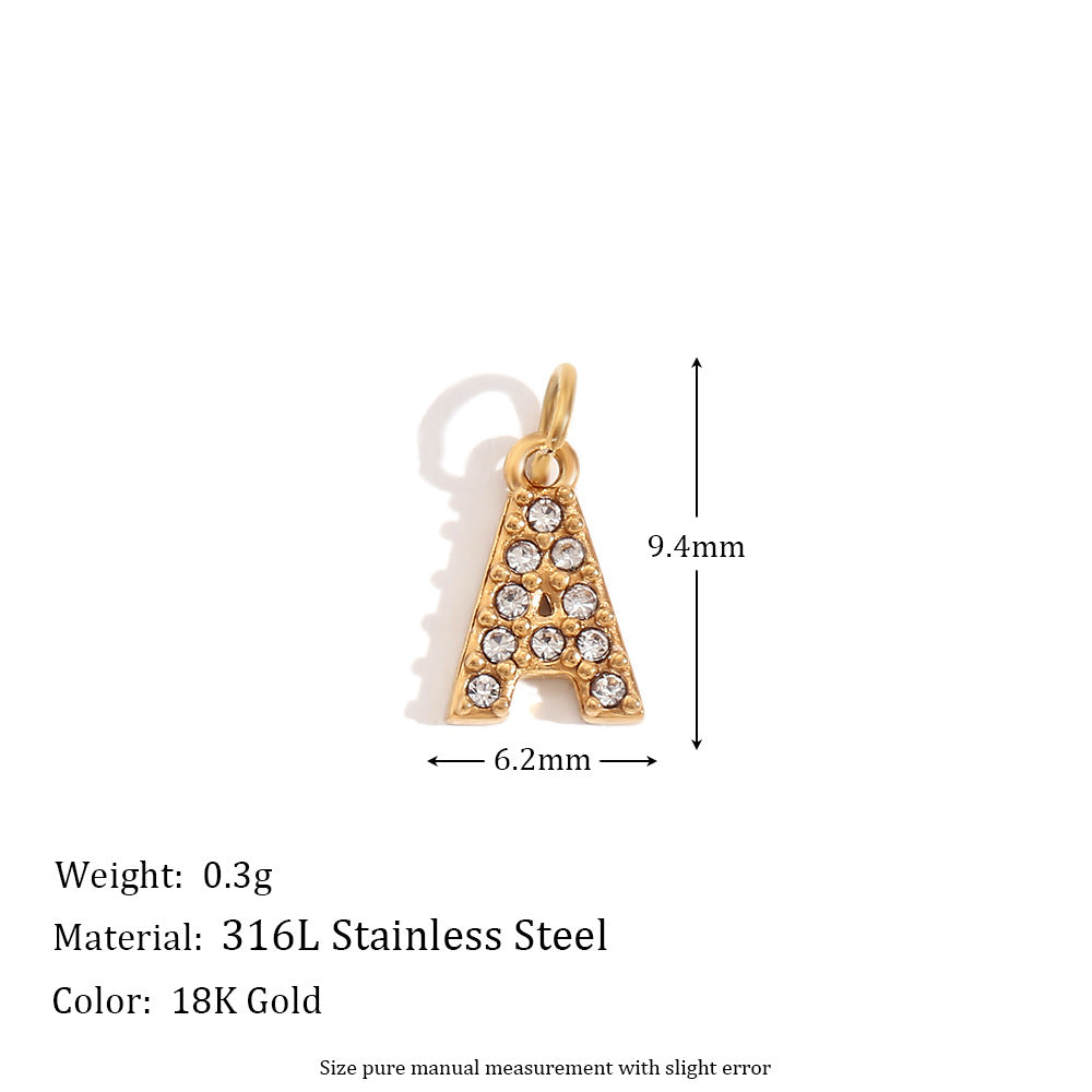 Collana pendente con iniziale in acciaio inossidabile placcato oro 18K e intarsio di strass, stile minimalista