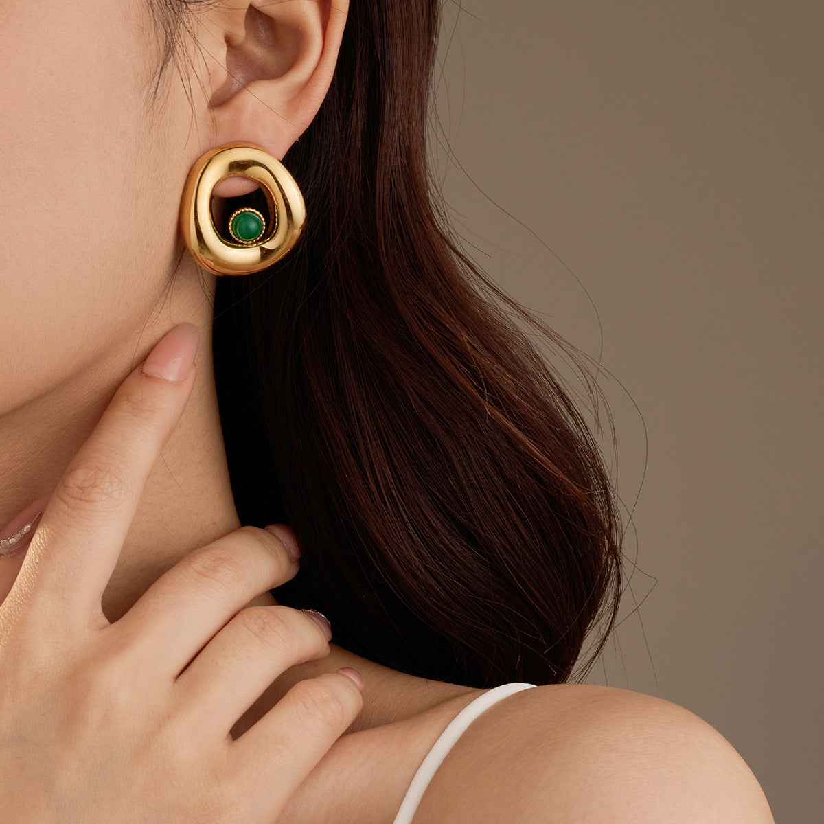 Pendientes de mujer de estilo francés vintage con forma geométrica irregular redonda calada en acero de titanio con incrustaciones de piedra natural y acabado chapado