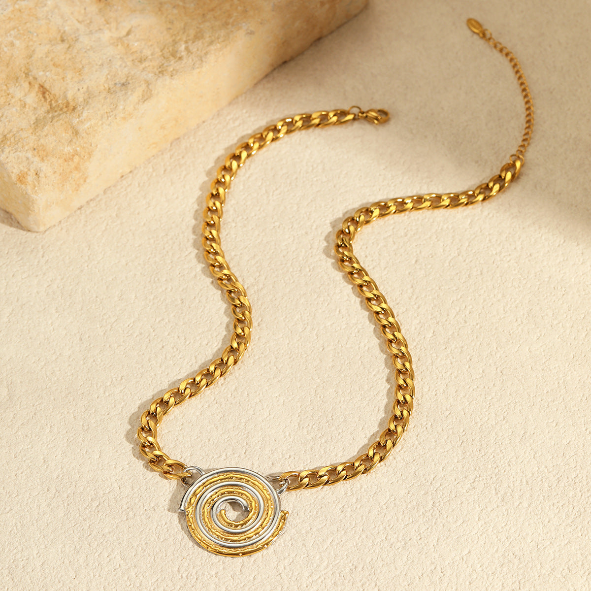 Fashion Minimalist Geometric Stainless Steel Pendant Necklace for Women with Gold and Silver Plating