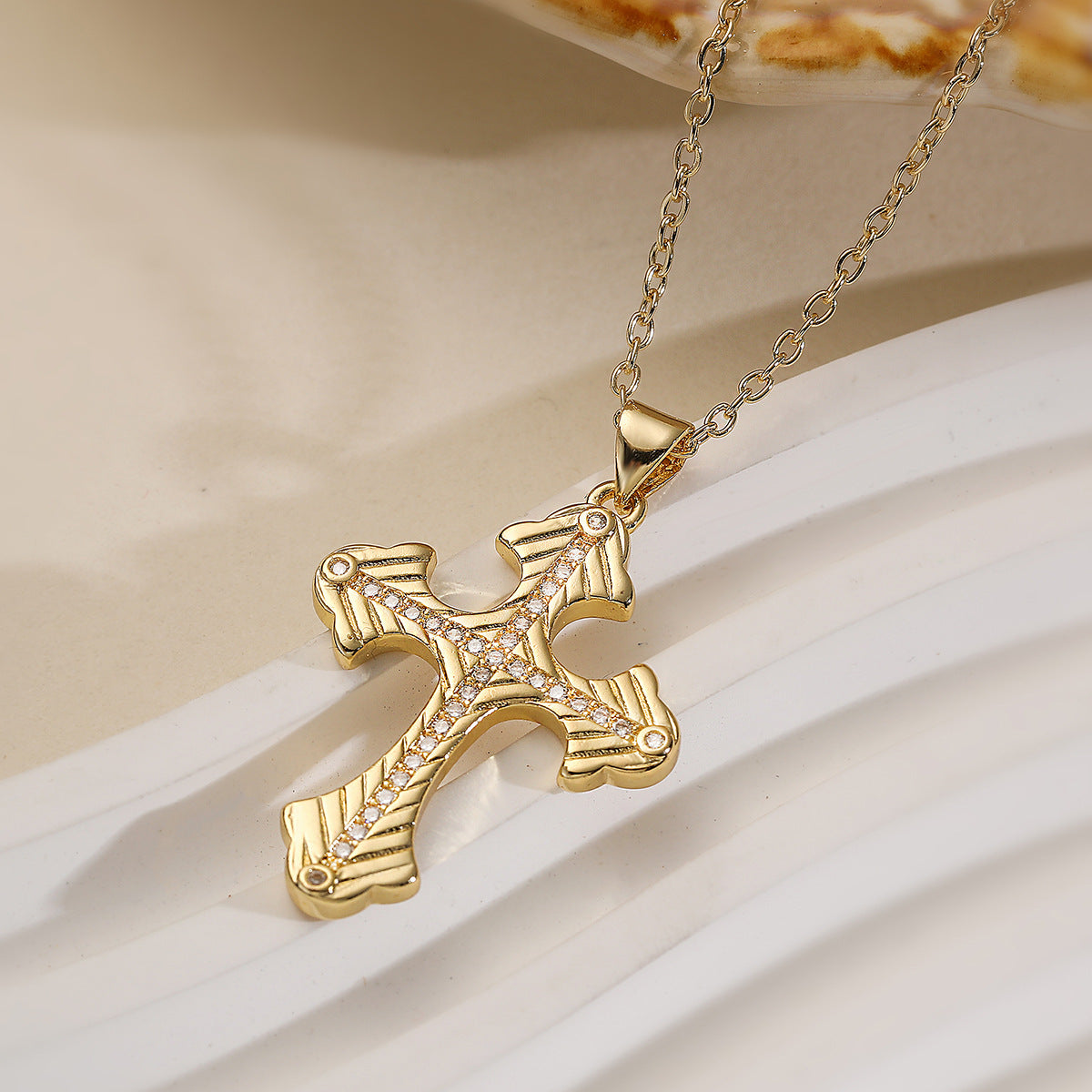 Collana con Pendente a Croce Minimalista da Donna con Rame Placcato Oro e Intarsio in Zirconi su Catena Delicata