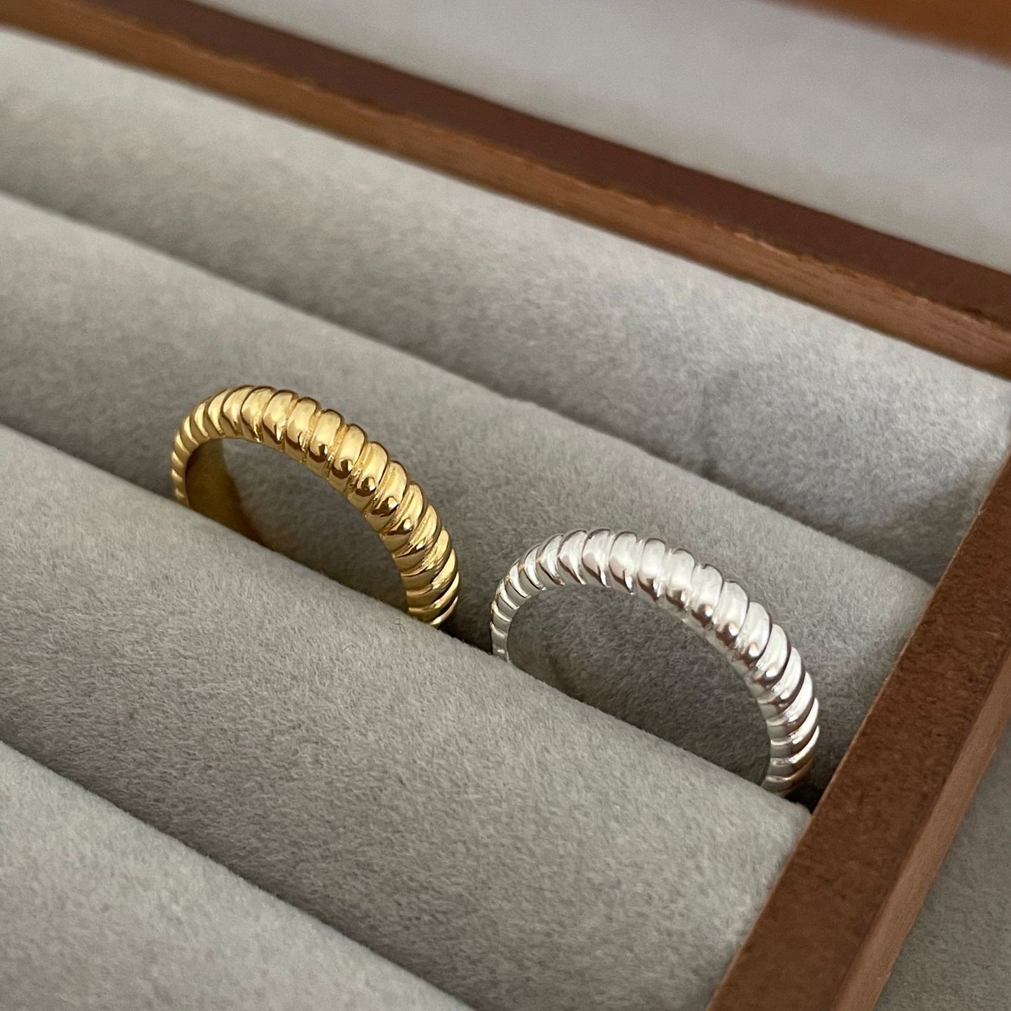 Grazioso Anello Numerico in Argento Sterling 925