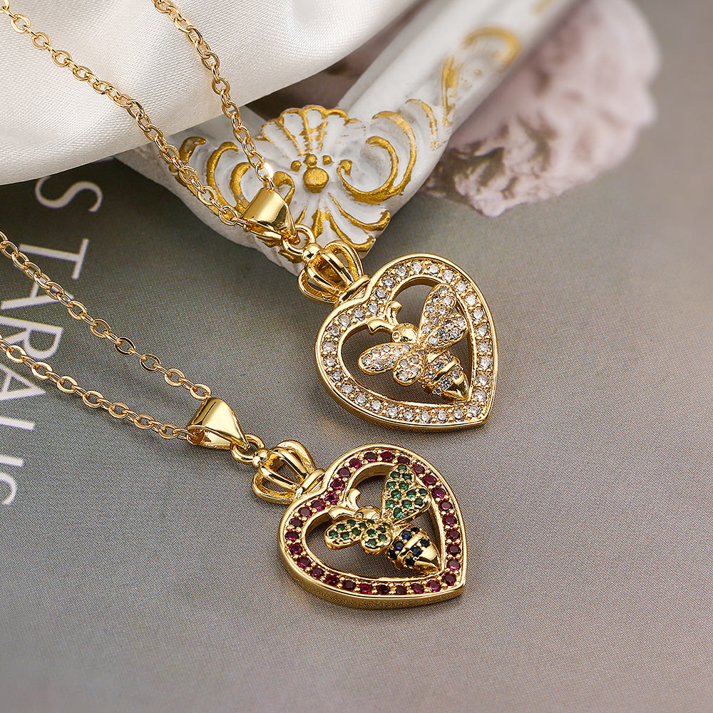 Collana Pendente Minimalista Ape e Cuore da Donna con Base in Rame Placcata in Oro Vero e Intarsio in Zirconi