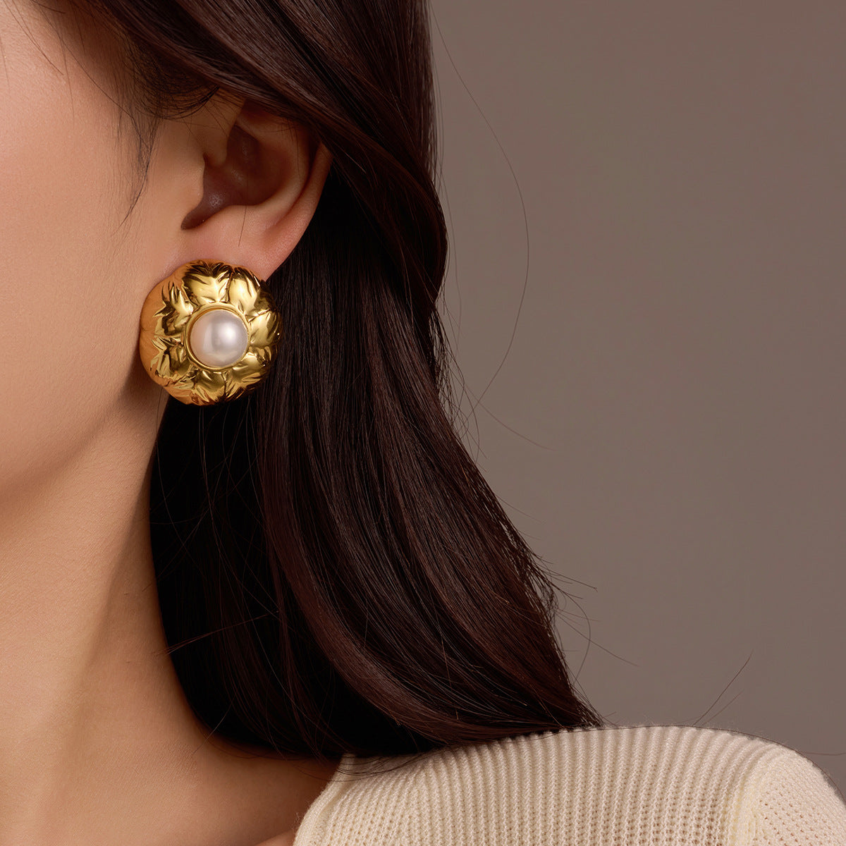 Pendientes de botón redondos de acero de titanio con textura de perlas incrustadas estilo vintage para mujer
