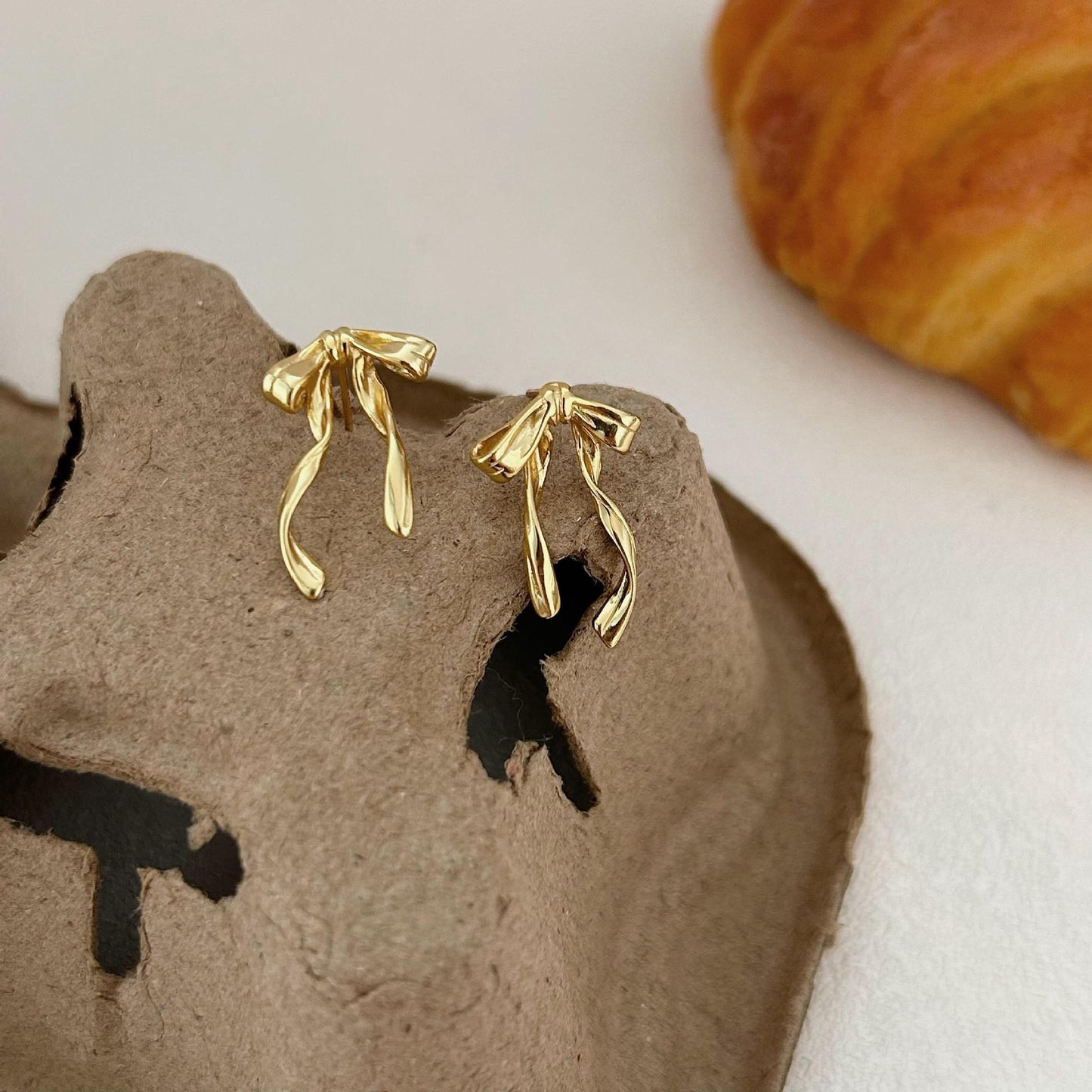 Pendientes Minimalistas con Forma de Lazo de Plata de Ley 925 con Baño de Oro para Mujer