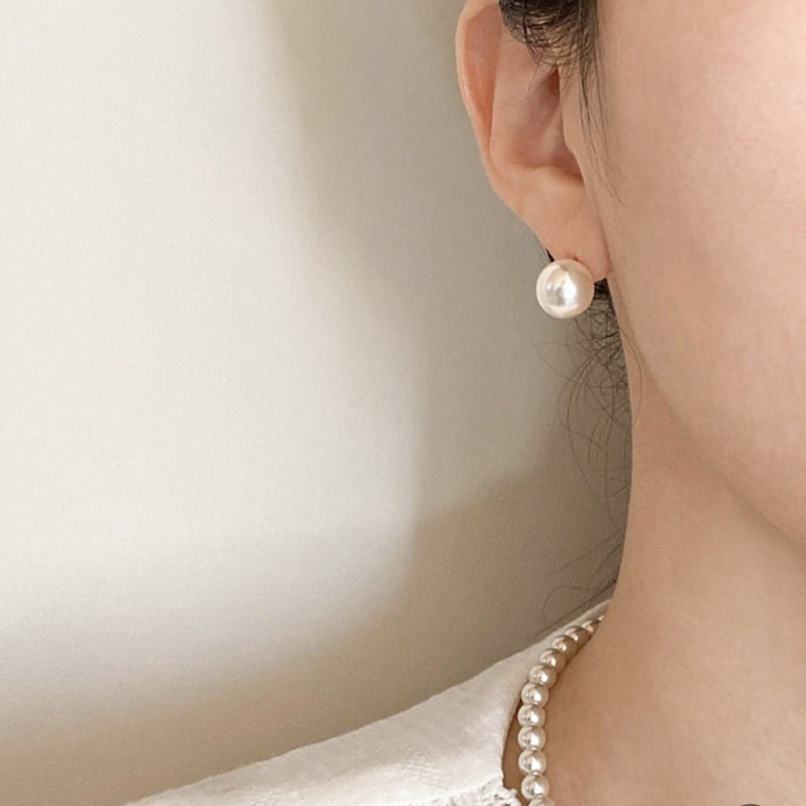 Orecchini Minimalisti a Forma di Lettera in Argento Sterling 925 con Perla di Vetro e Finitura Placcata