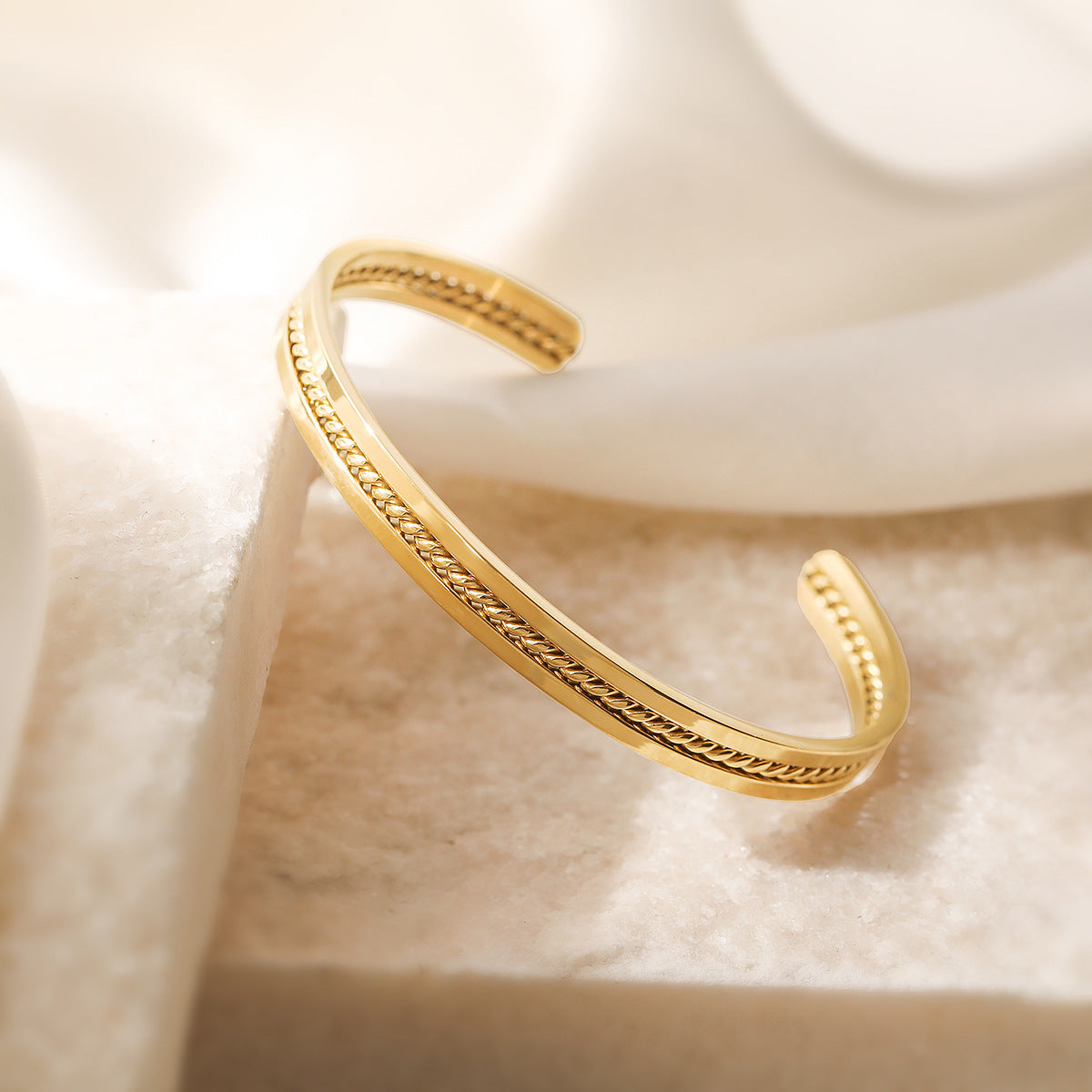 Bracciale vintage a polsino aperto irregolare placcato oro 18 carati in acciaio inossidabile da donna